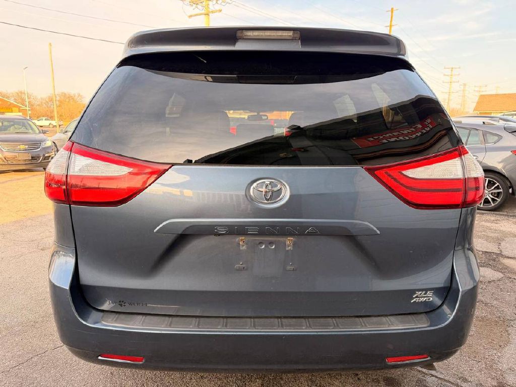 2017 Toyota Sienna Image 7