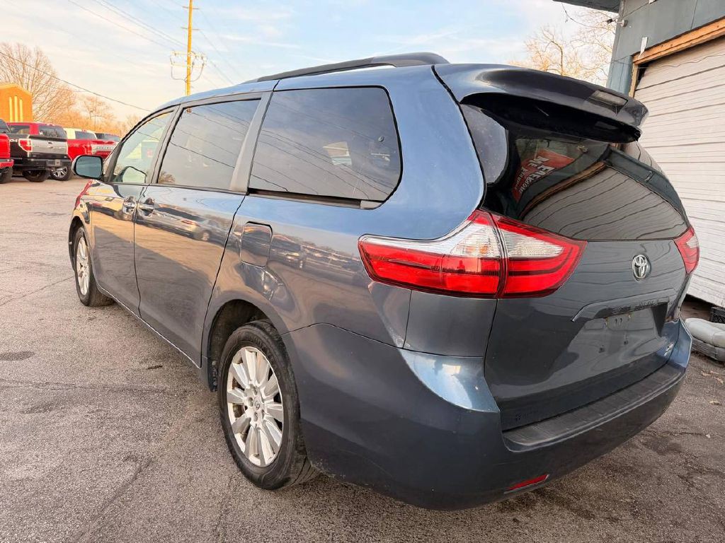 2017 Toyota Sienna Image 8
