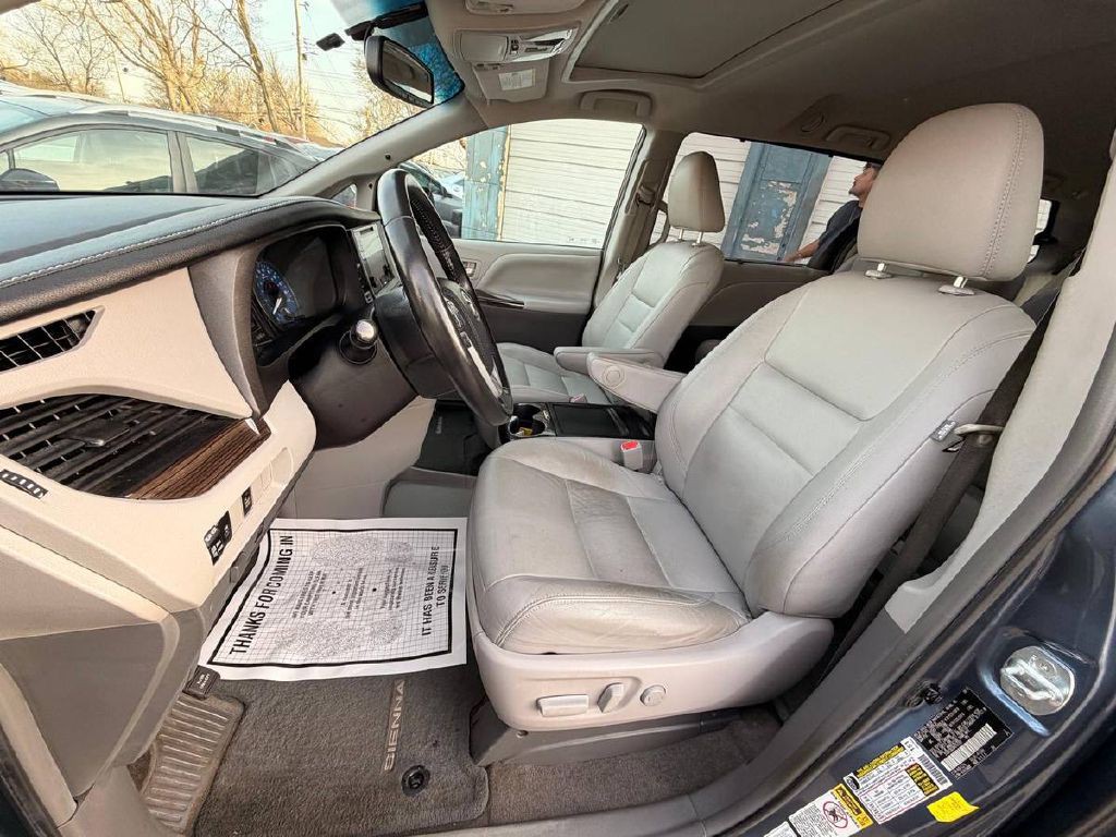 2017 Toyota Sienna Image 9