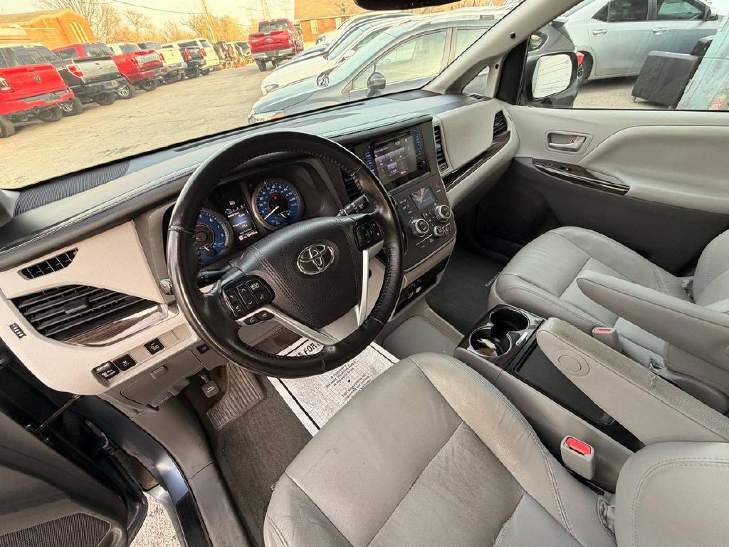 2017 Toyota Sienna Image 10