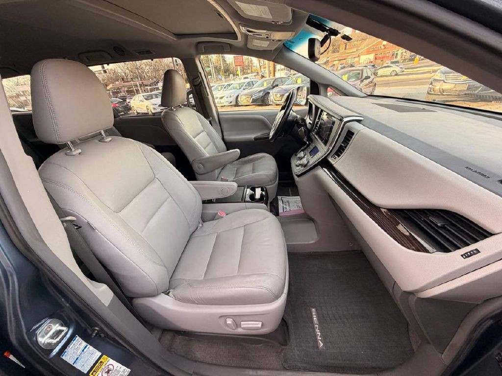 2017 Toyota Sienna Image 11