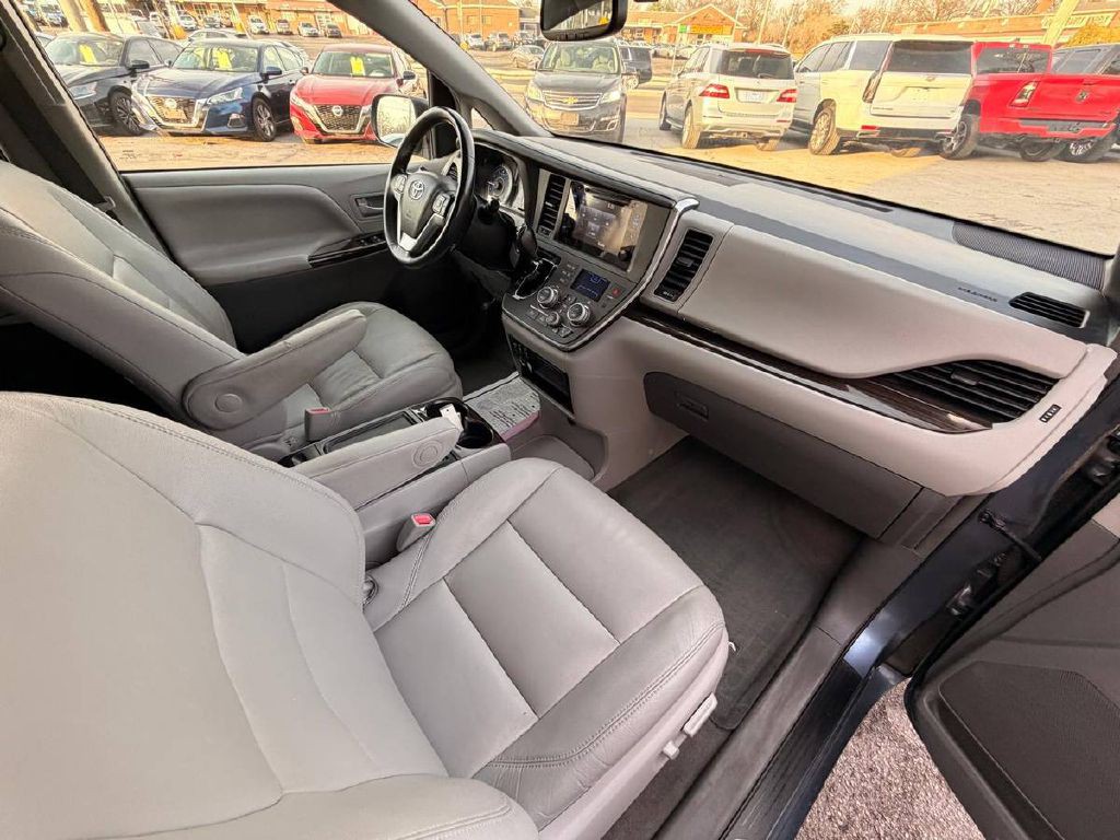 2017 Toyota Sienna Image 12