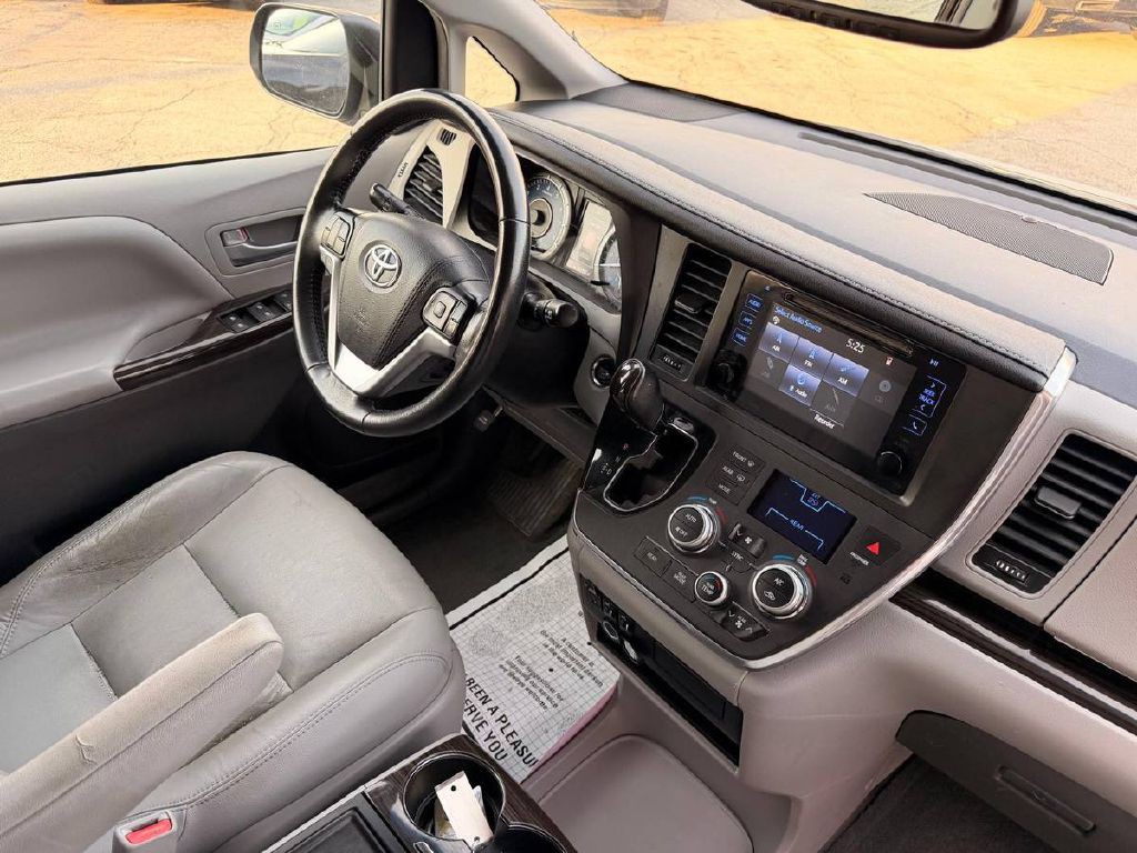 2017 Toyota Sienna Image 13