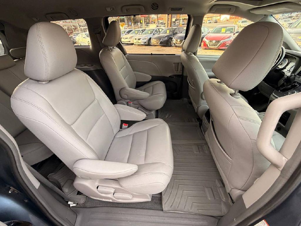 2017 Toyota Sienna Image 14