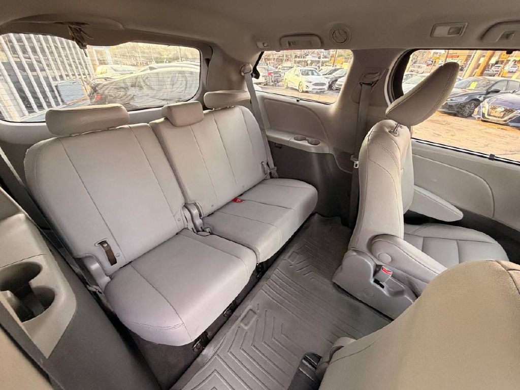 2017 Toyota Sienna Image 15