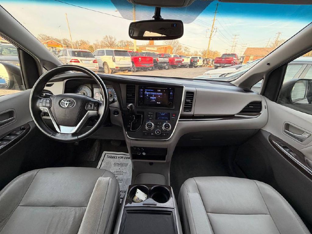 2017 Toyota Sienna Image 16
