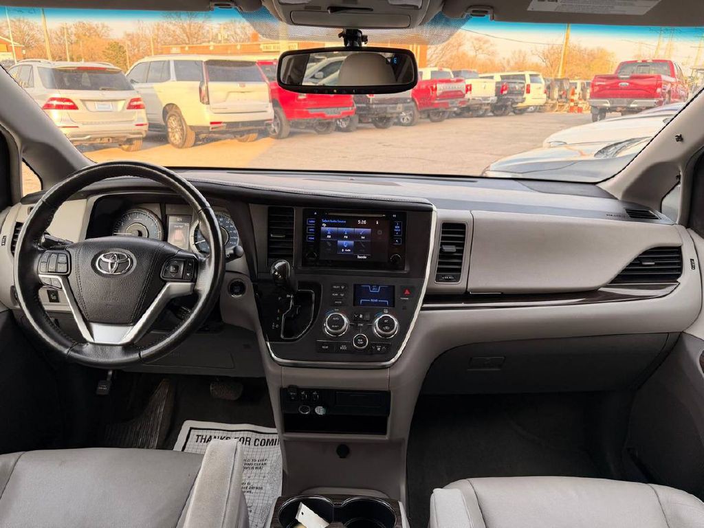 2017 Toyota Sienna Image 17