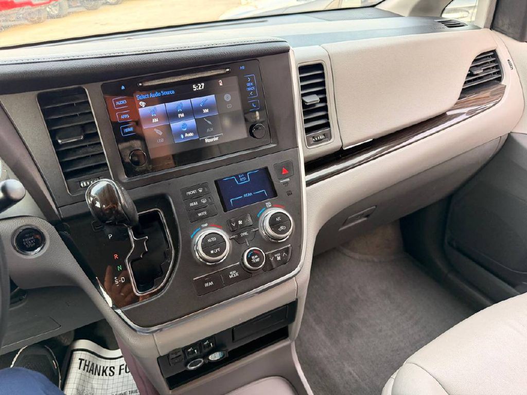 2017 Toyota Sienna Image 18