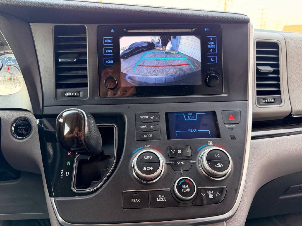 2017 Toyota Sienna Image 19