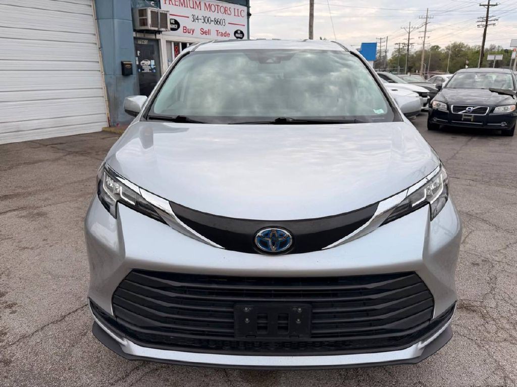 2022 Toyota Sienna Image 2