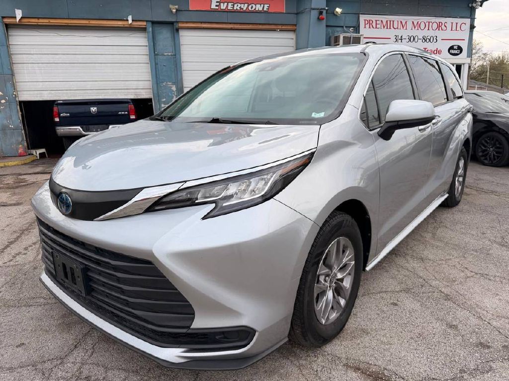 2022 Toyota Sienna Image 3