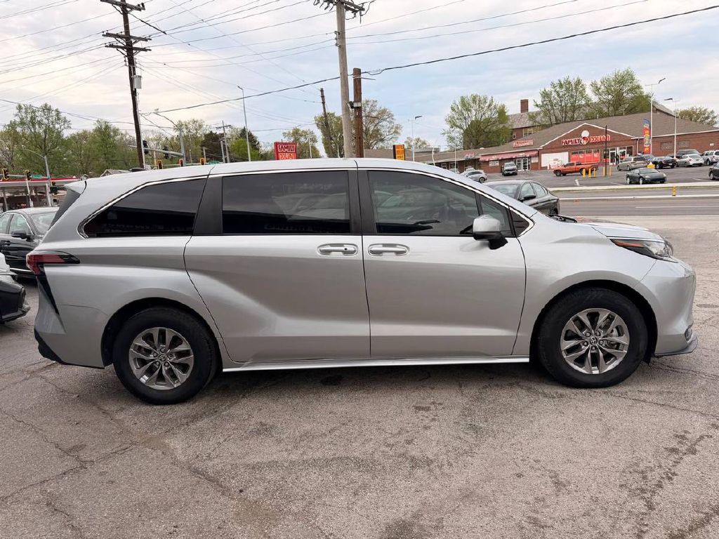 2022 Toyota Sienna Image 4