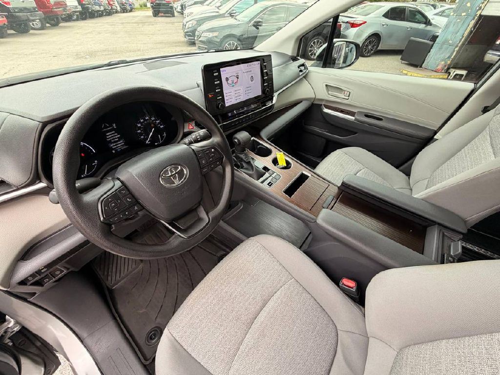 2022 Toyota Sienna Image 12