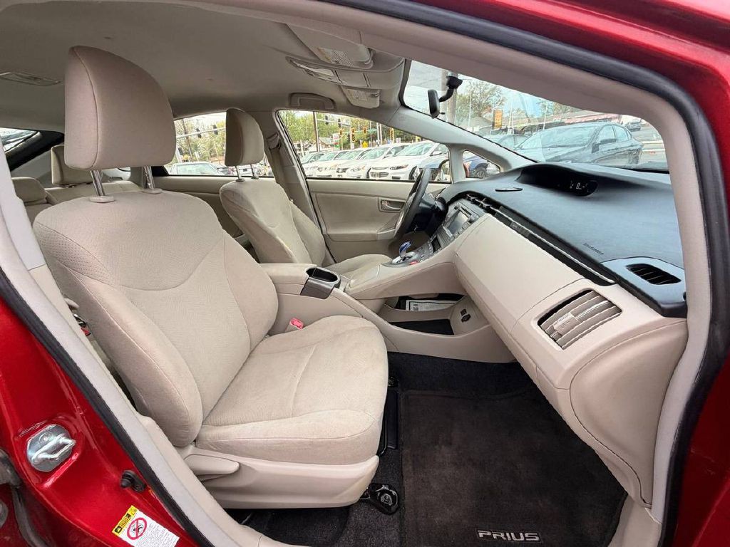 2012 Toyota Prius Image 11
