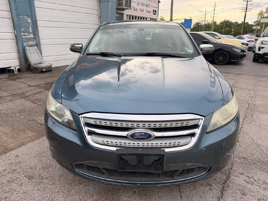 2010 Ford Taurus Image 2