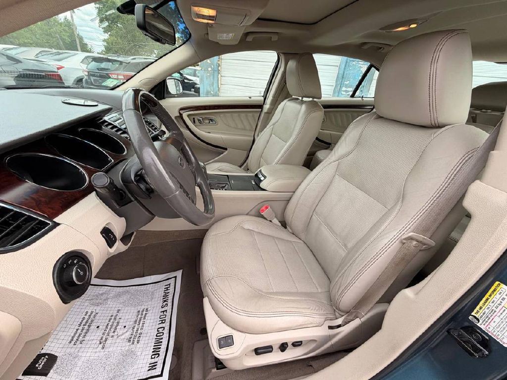 2010 Ford Taurus Image 9