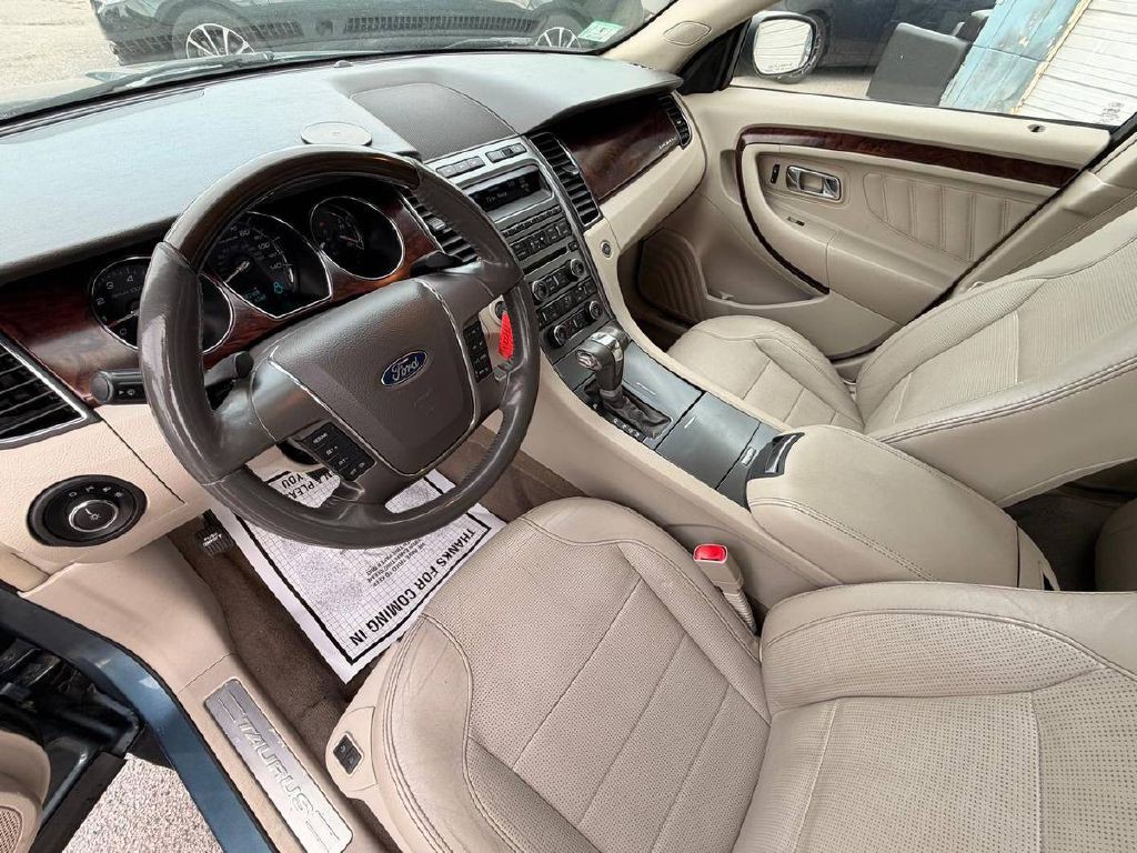 2010 Ford Taurus Image 10