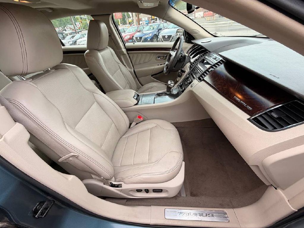 2010 Ford Taurus Image 11