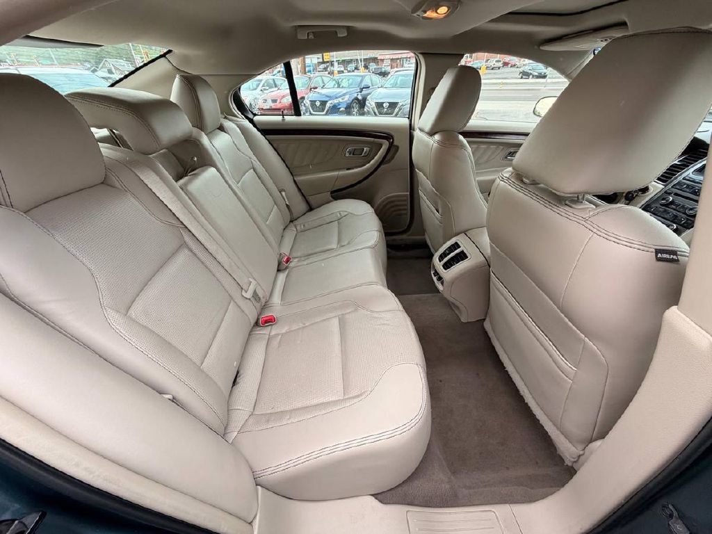 2010 Ford Taurus Image 14
