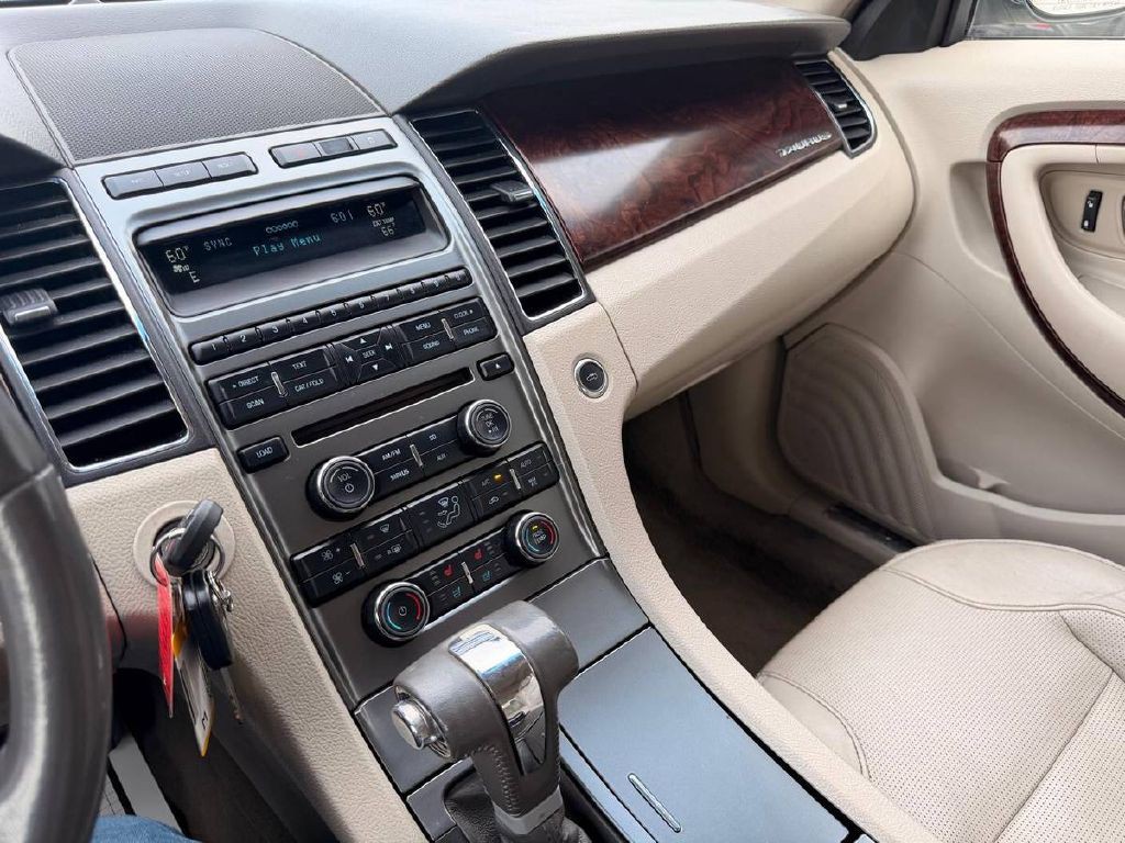 2010 Ford Taurus Image 17