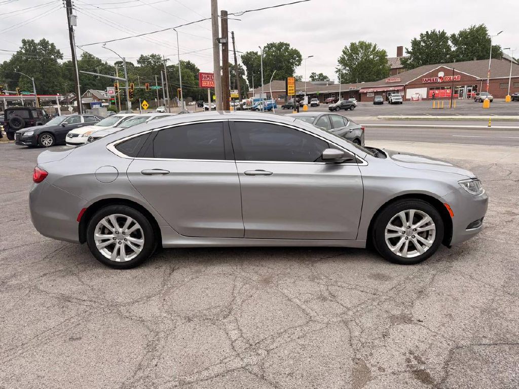 2016 Chrysler 200 Image 4