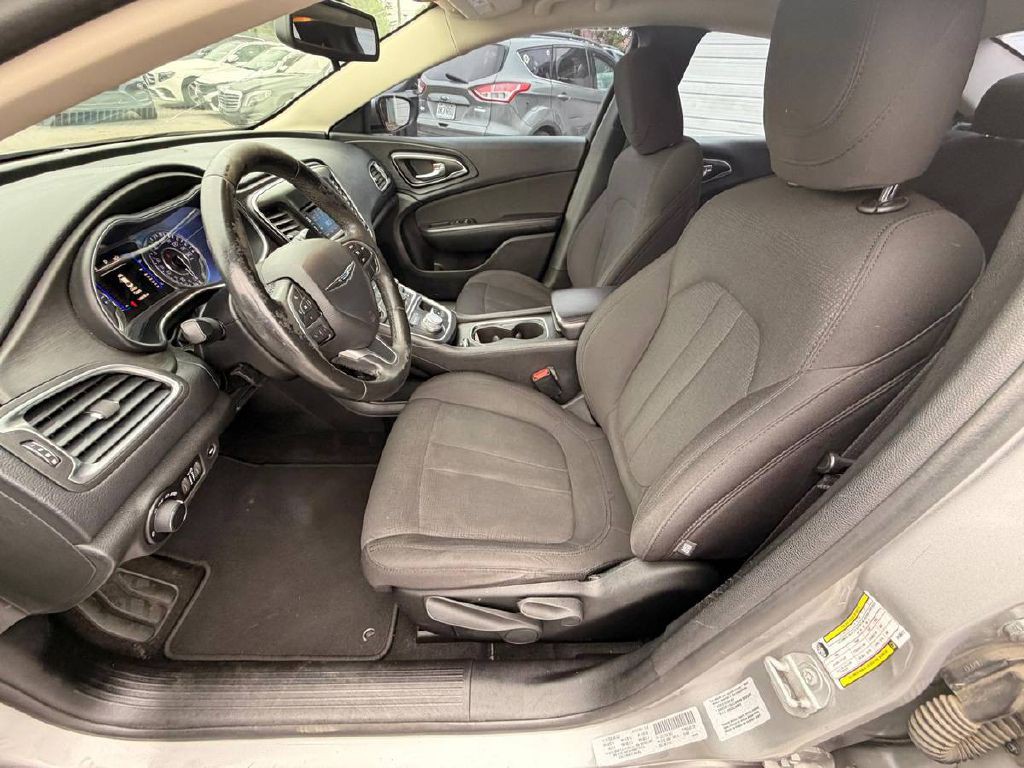 2016 Chrysler 200 Image 9