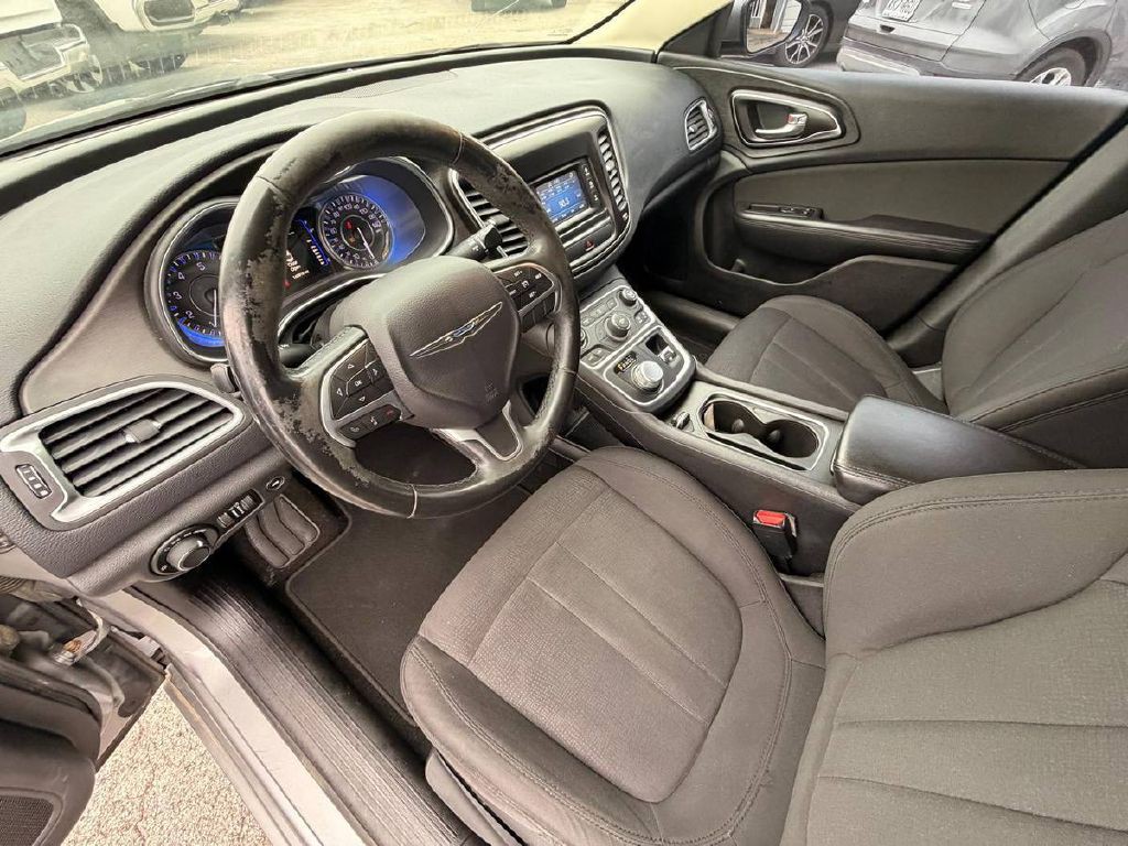 2016 Chrysler 200 Image 10