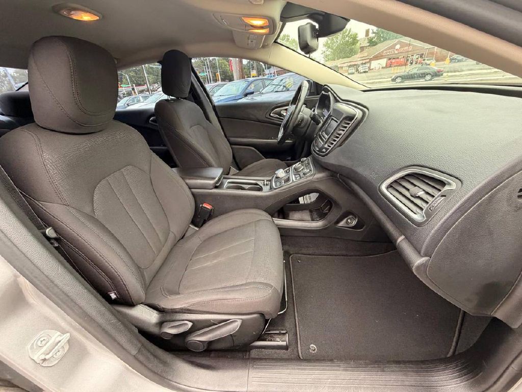 2016 Chrysler 200 Image 11