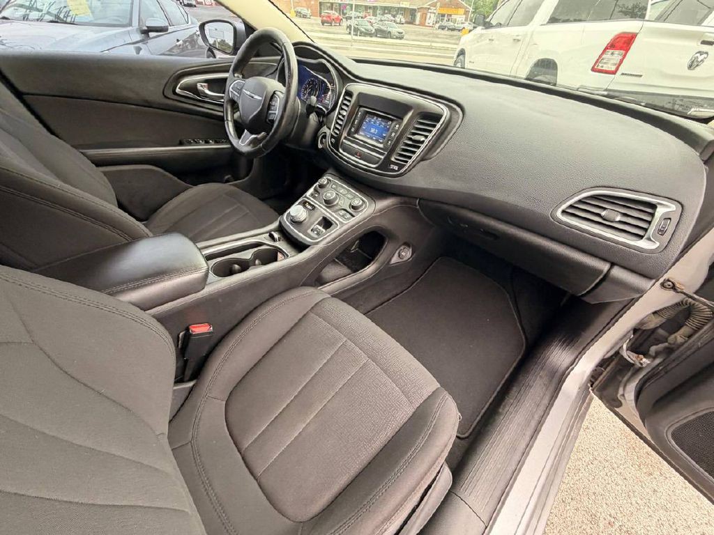 2016 Chrysler 200 Image 12