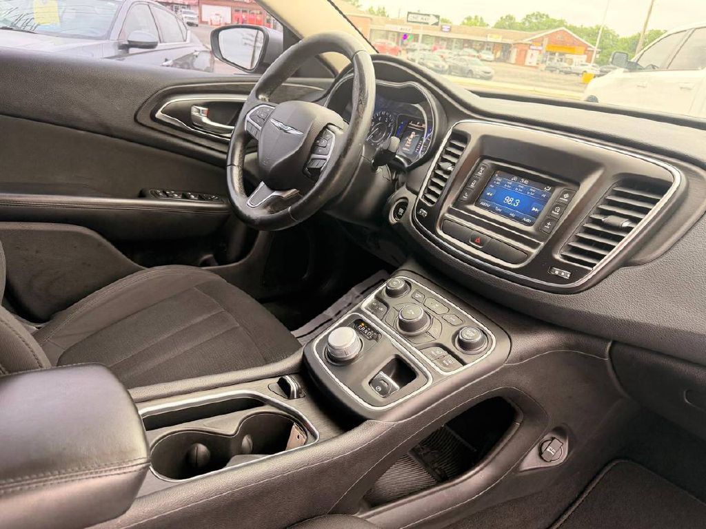 2016 Chrysler 200 Image 13
