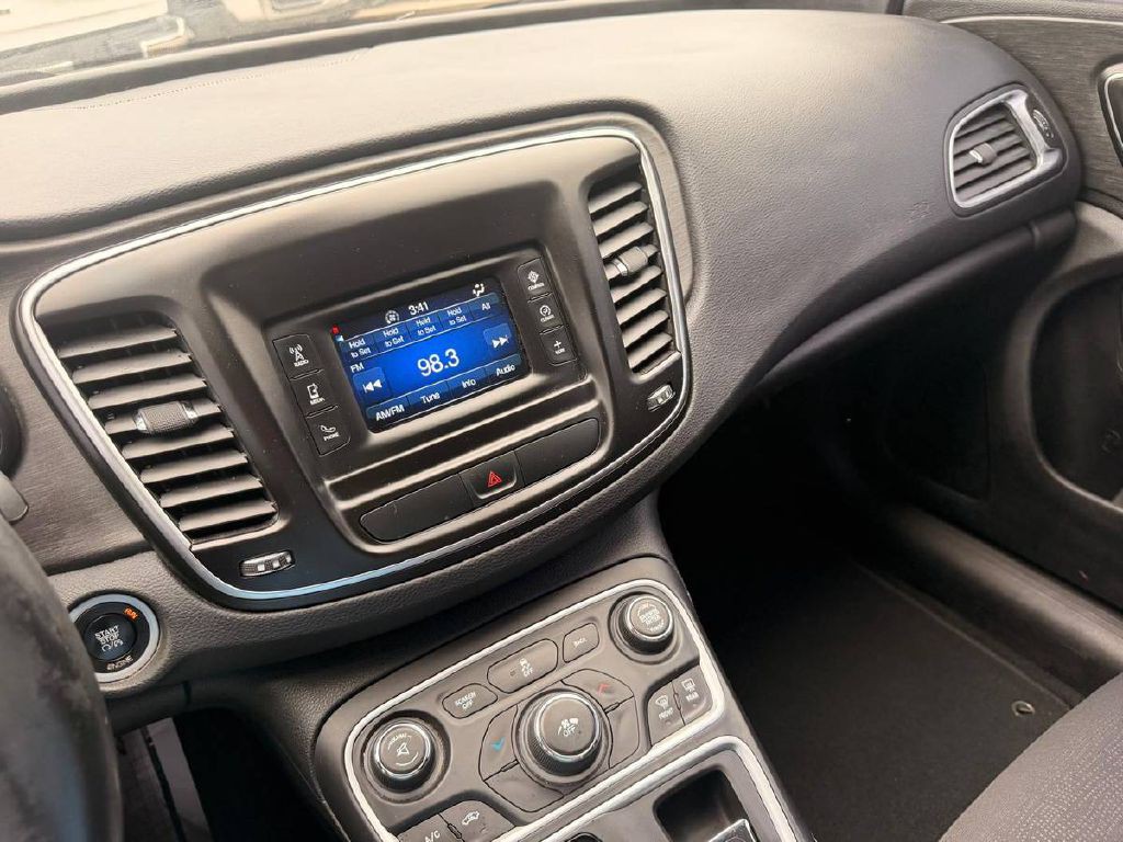 2016 Chrysler 200 Image 17