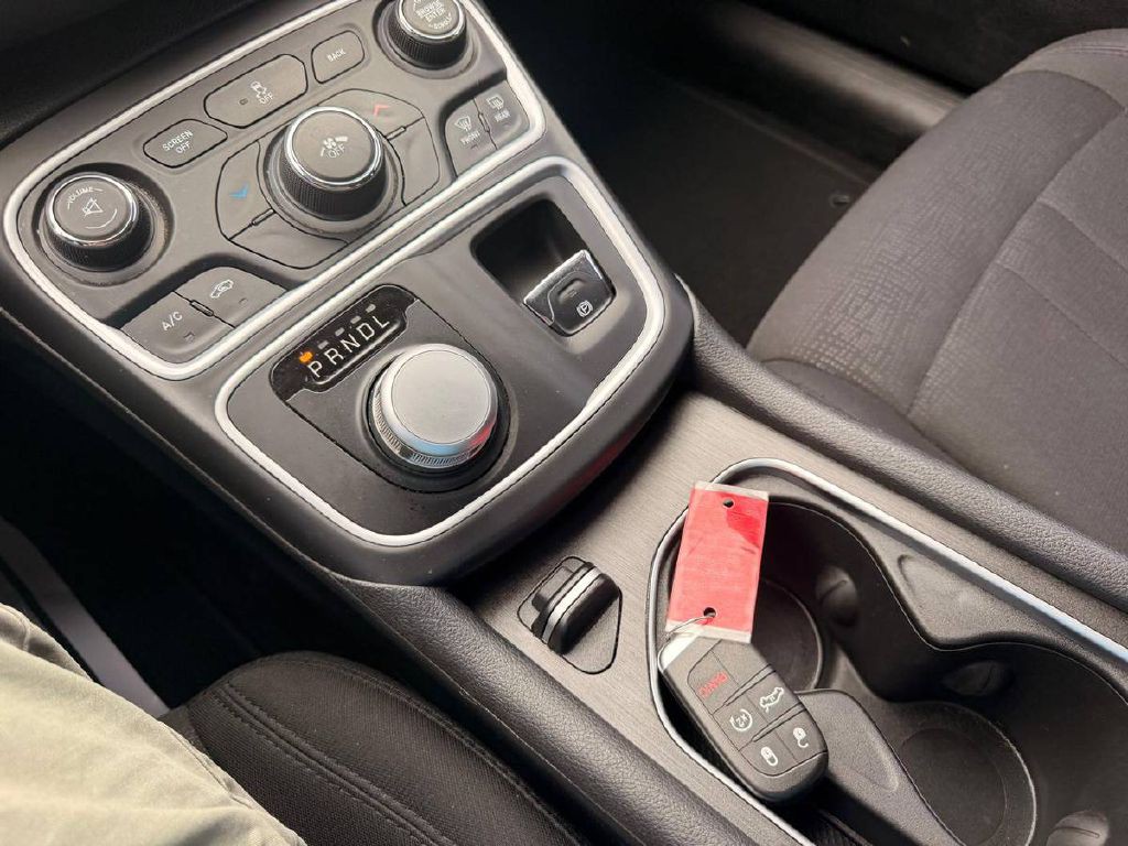 2016 Chrysler 200 Image 18