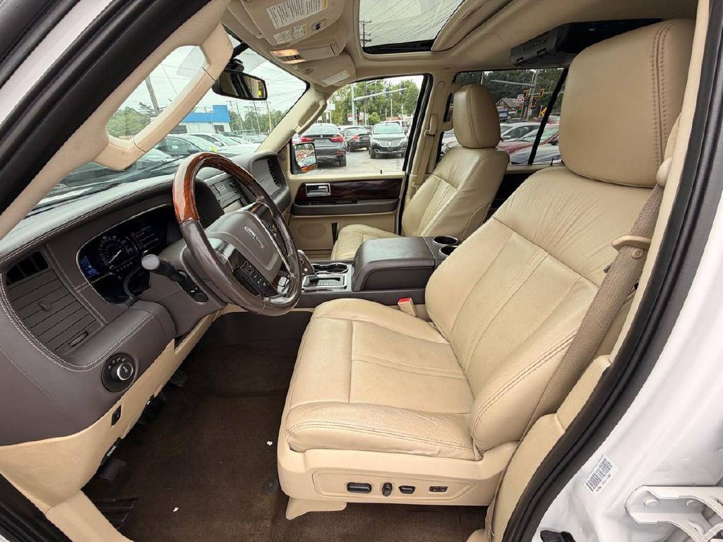 2015 Lincoln Navigator Image 9
