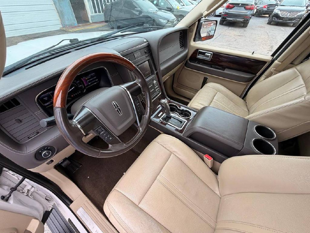 2015 Lincoln Navigator Image 10
