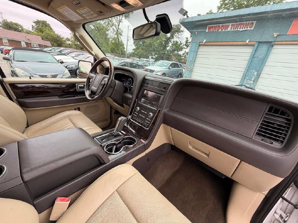 2015 Lincoln Navigator Image 12