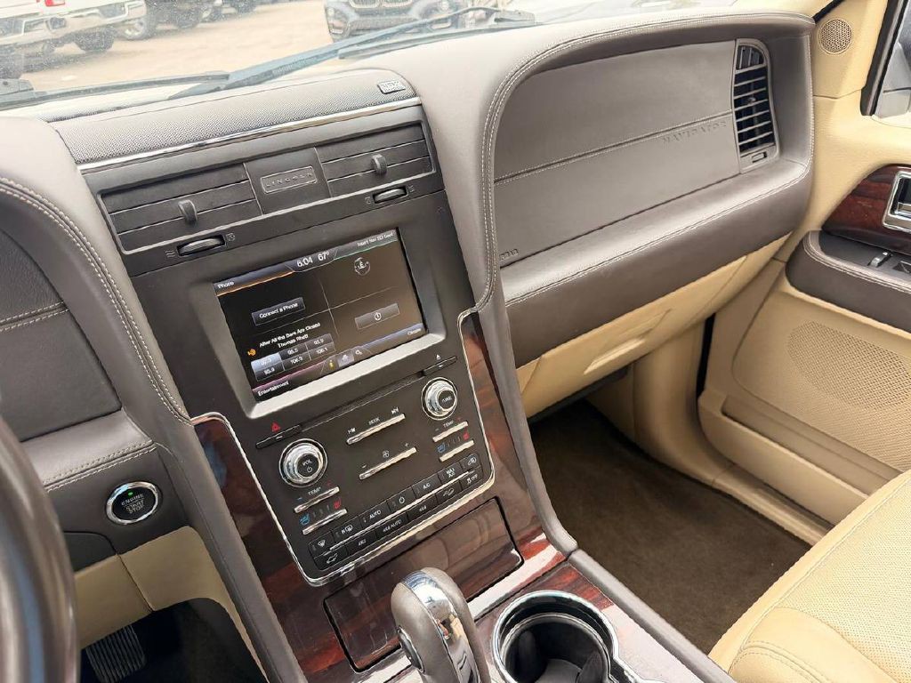 2015 Lincoln Navigator Image 18