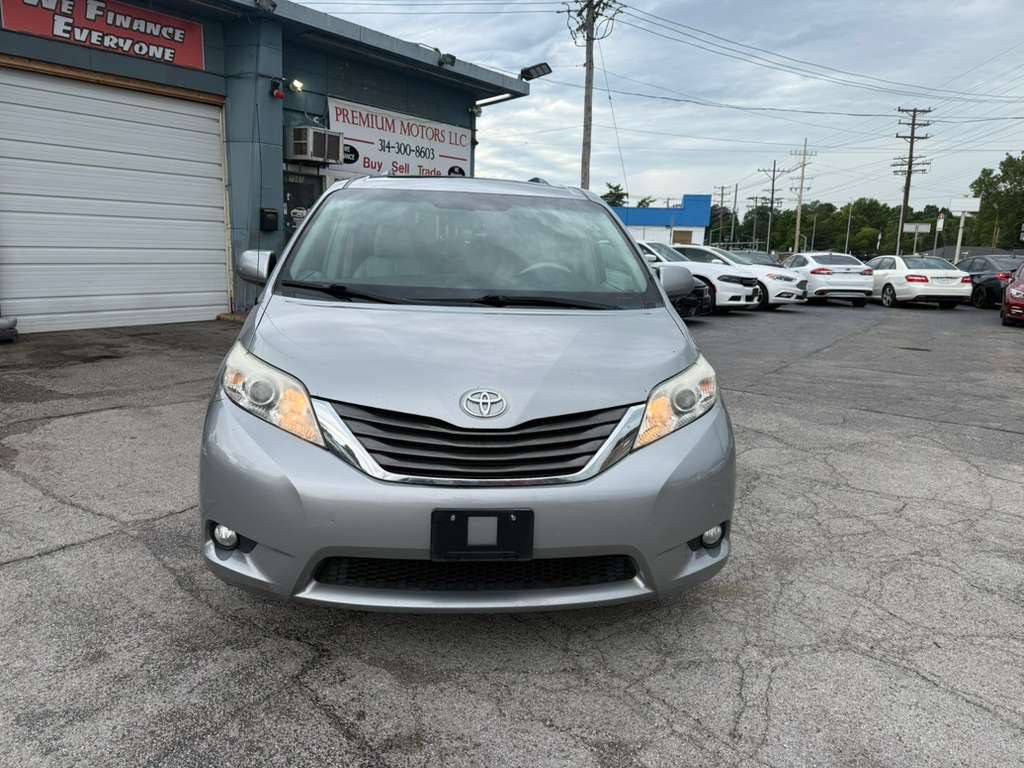 2013 Toyota Sienna Image 2