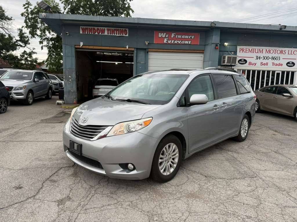 2013 Toyota Sienna Image 3