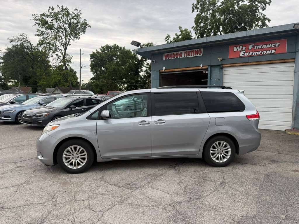 2013 Toyota Sienna Image 5