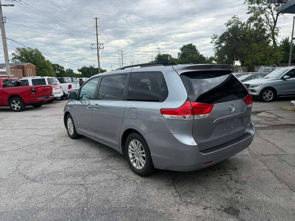 2013 Toyota Sienna Image 8