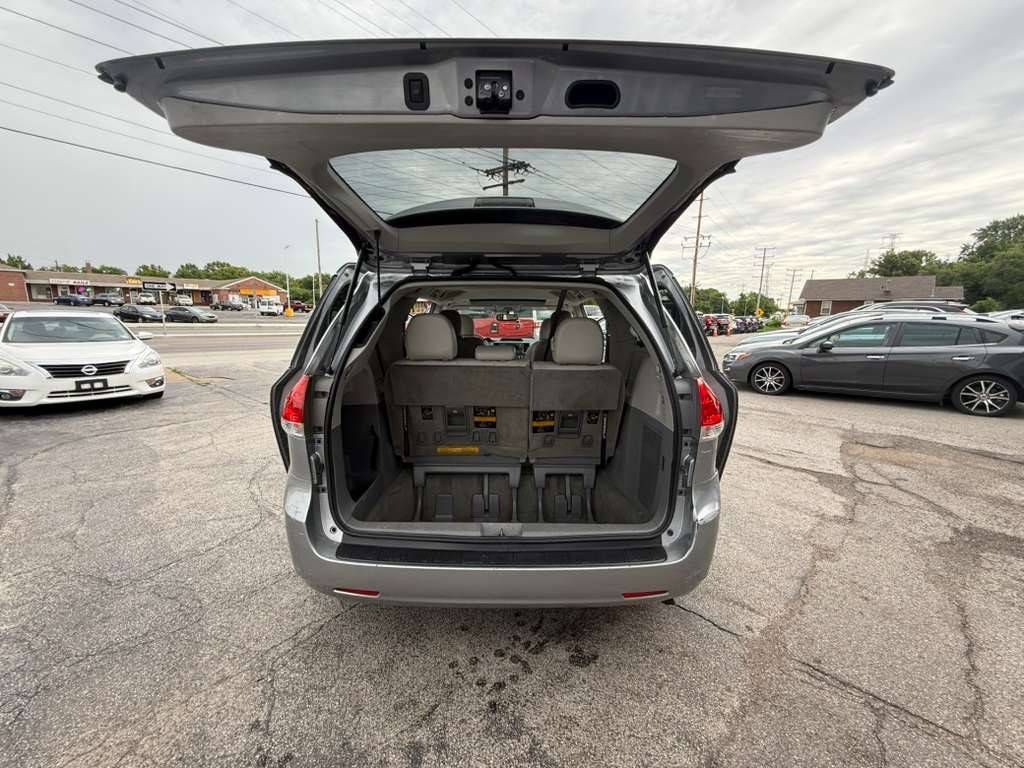 2013 Toyota Sienna Image 9