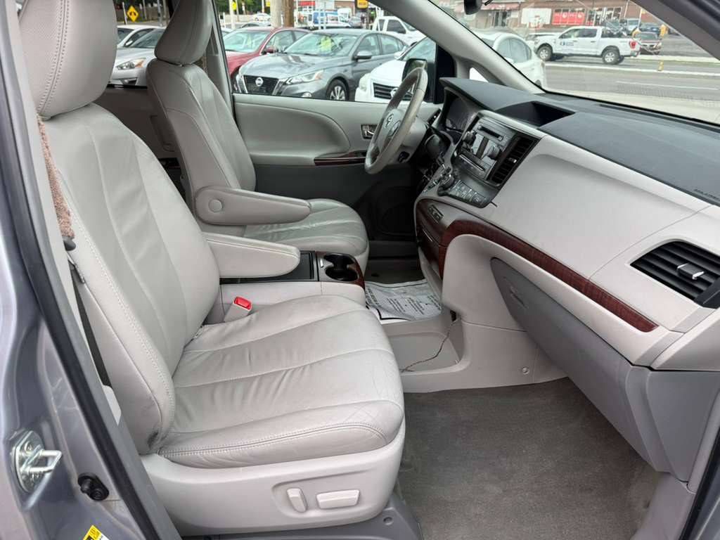 2013 Toyota Sienna Image 10