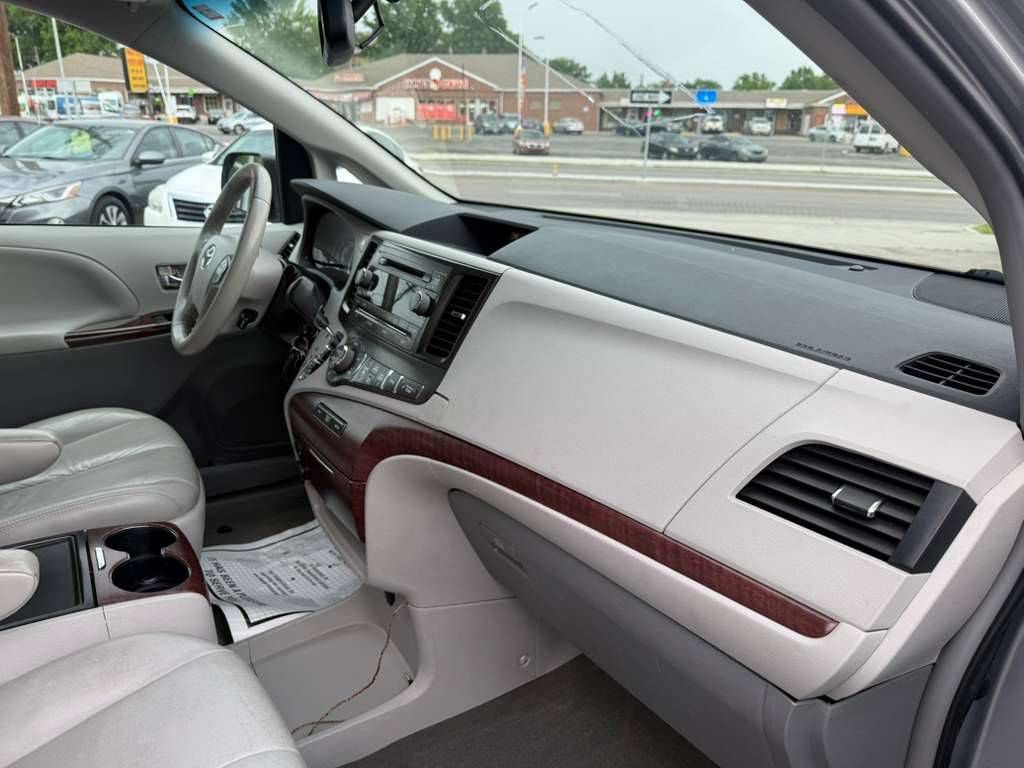 2013 Toyota Sienna Image 11