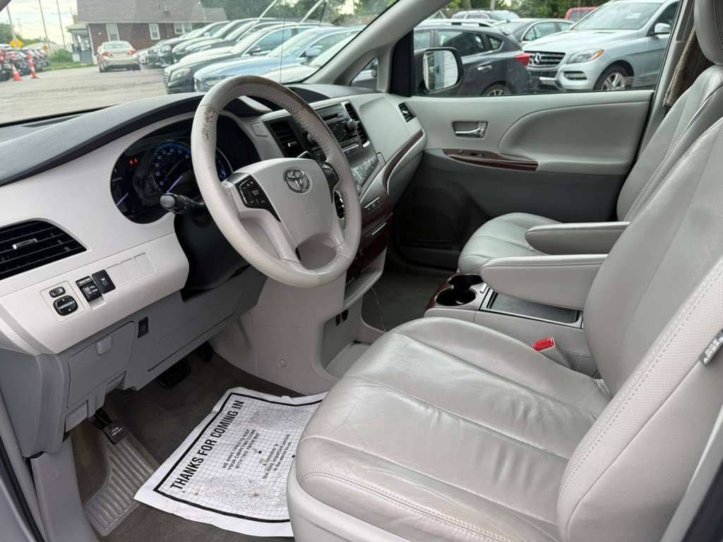 2013 Toyota Sienna Image 12