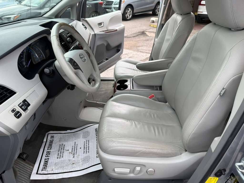 2013 Toyota Sienna Image 13