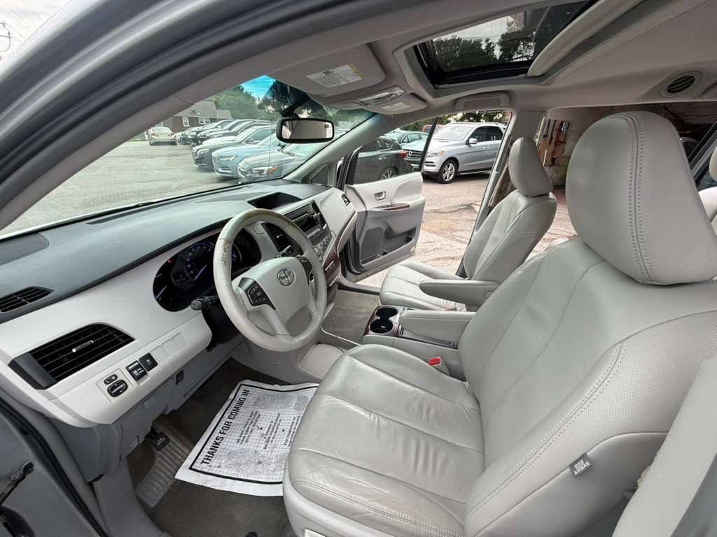 2013 Toyota Sienna Image 14