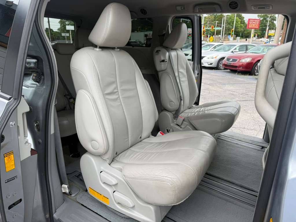 2013 Toyota Sienna Image 15