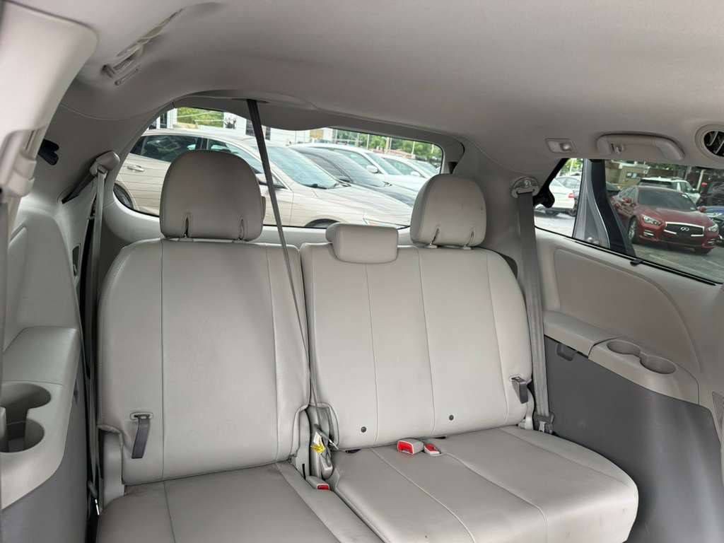 2013 Toyota Sienna Image 16
