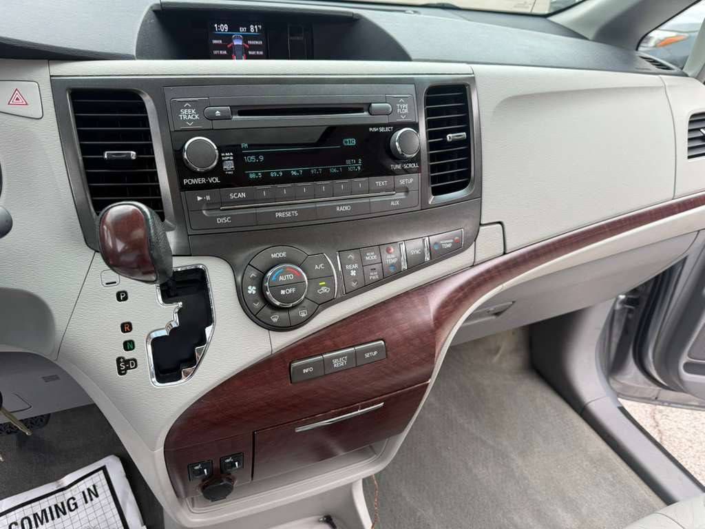 2013 Toyota Sienna Image 17