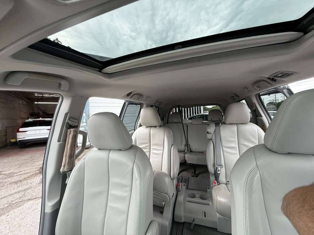 2013 Toyota Sienna Image 18